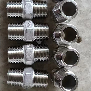 Threaded pipe fittings